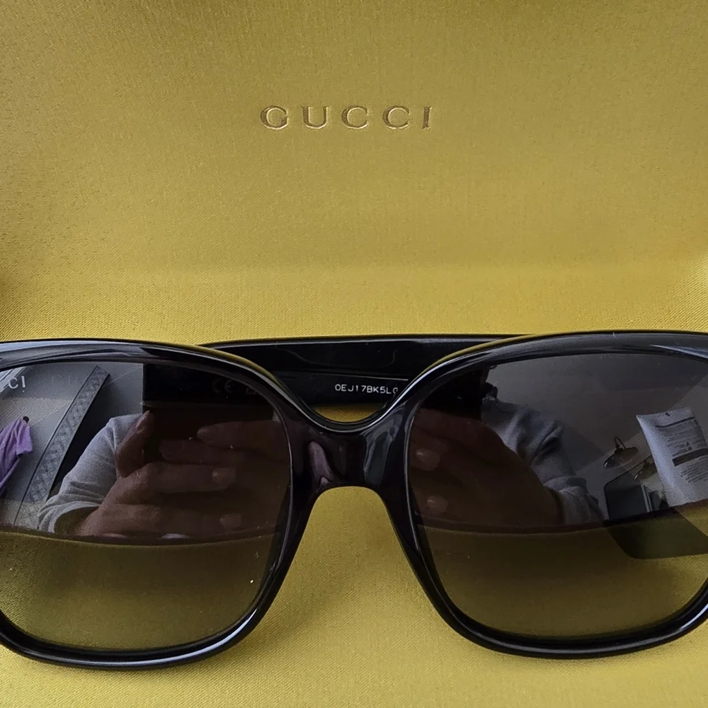 NEW- Gucci Black Sunglasses with Case GG0022S - Picture 2 of 7